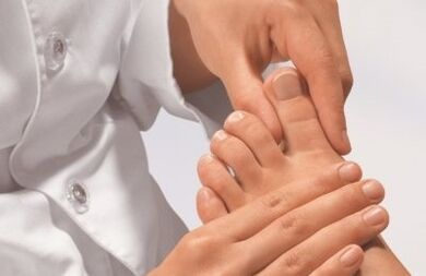 O exame dos dedos do médico co fungo das pernas