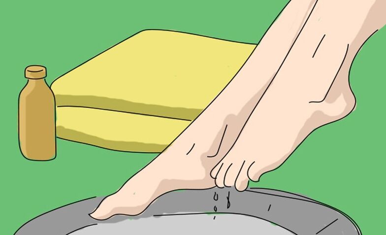 Baño de vinagre de mazá para fungos dos pés